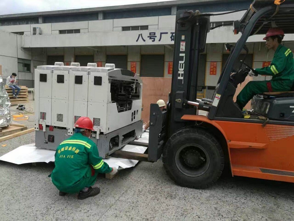 SMT設(shè)備卸車、拆箱作業(yè)
