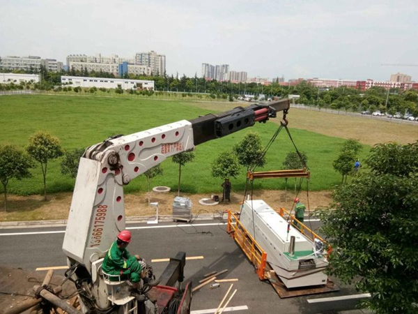 SMT設(shè)備卸車、拆箱作業(yè)