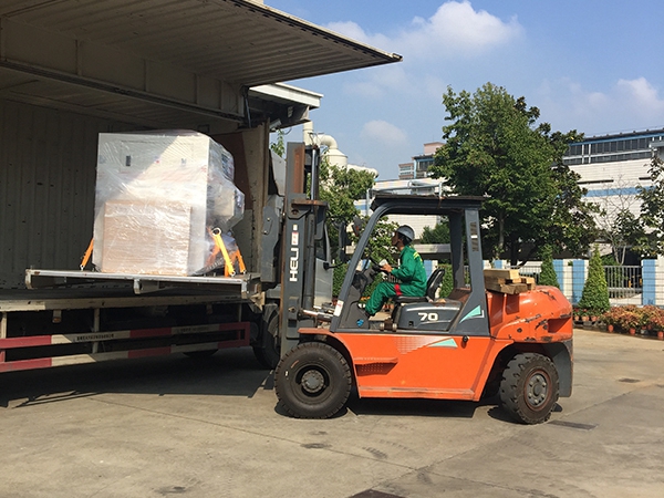 SMT設(shè)備卸車、拆箱作業(yè)
